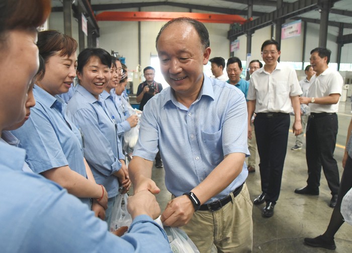 省委書記、省總工會(huì)副主席徐發(fā)成一行來安徽天康集團(tuán)開展“清涼”活動(dòng)。