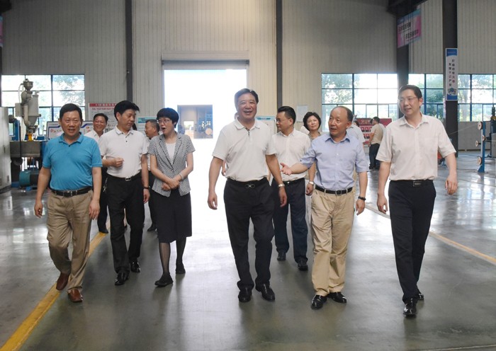 省委書記、省總工會(huì)副主席徐發(fā)成一行來安徽天康集團(tuán)開展“清涼”活動(dòng)。