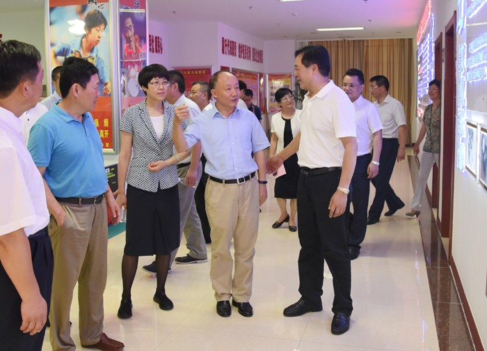 省委書記、省總工會(huì)副主席徐發(fā)成一行來安徽天康集團(tuán)開展“清涼”活動(dòng)。