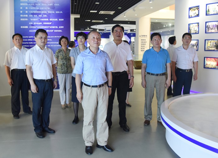 省委書記、省總工會(huì)副主席徐發(fā)成一行來安徽天康集團(tuán)開展“清涼”活動(dòng)。